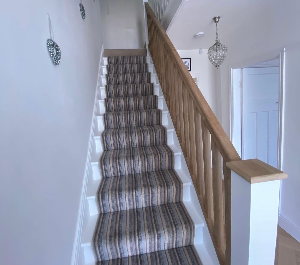 Oak staircase handrail and balustrade with white painted spindles